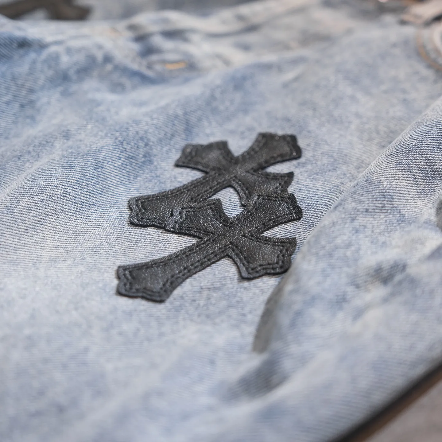 P290 Chrome Hearts Gallery co-branded limited-edition cross-flared flared jeans are a hot item this season and are sought after by countless celebrities and fashionistas. The neat details of the cutting process add color to the playful fashion! The neat and meticulous design, and the well-fitting structure is unique. The upper body not only has outstanding recognition, but also looks younger and younger. A style with the ultimate wearing meaning and performance, gorgeous color matching, and the craftsmanship of this style is also extremely extraordinary. After the finished product is washed, it is disassembled and hand-made with sheepskin cross leather and then spliced ​​together to complete. The whole piece has too many craftsmanship to describe. It is decorated with patchwork cross flowers and high-waisted washed jeans! ! Absolutely high-end luxury product, a god-level single product, a super popular product, made with top heavy industry, a magic weapon that cannot be missed to hit the streets. Size: 28 30 32 34 36 Color: blue